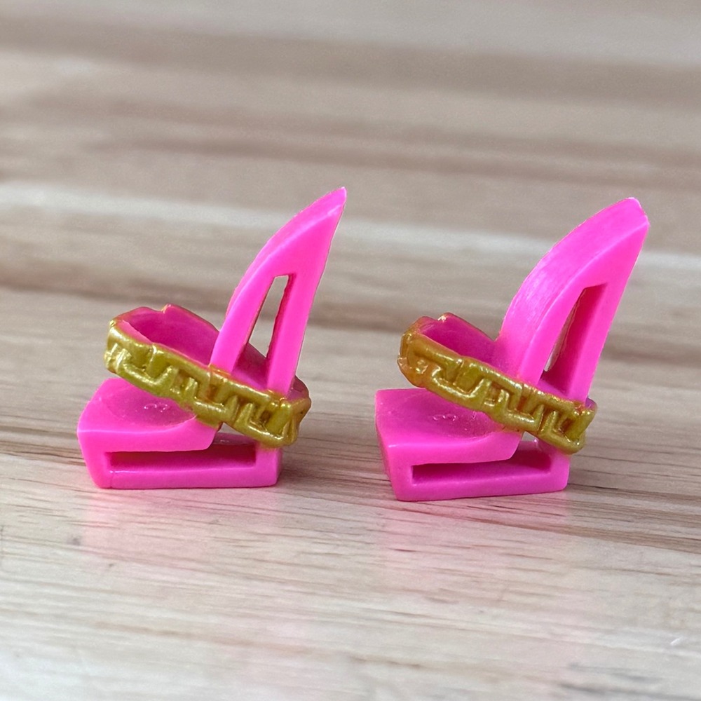 Monster High Clawdeen Wolf Gloom Beach Sandals Pink Gold Doll Shoes Mattel 2010